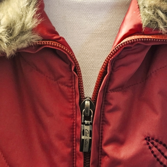 Cabela's NEW maroon Puffer vest L, embroidery, faux fur collar - Picture 3 of 8